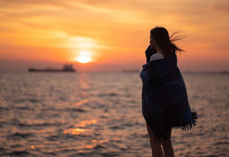 Žena gleda zalazak sunca - 20 važnih stvari koje naučite kad se nemate na koga osloniti
